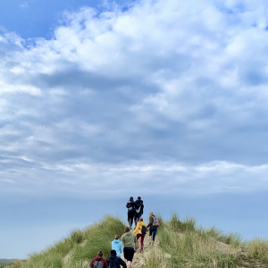 Mensen lopen de duin op